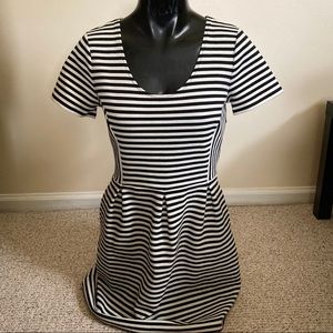 MEDEWELL Striped Dress With Pockets Size 8